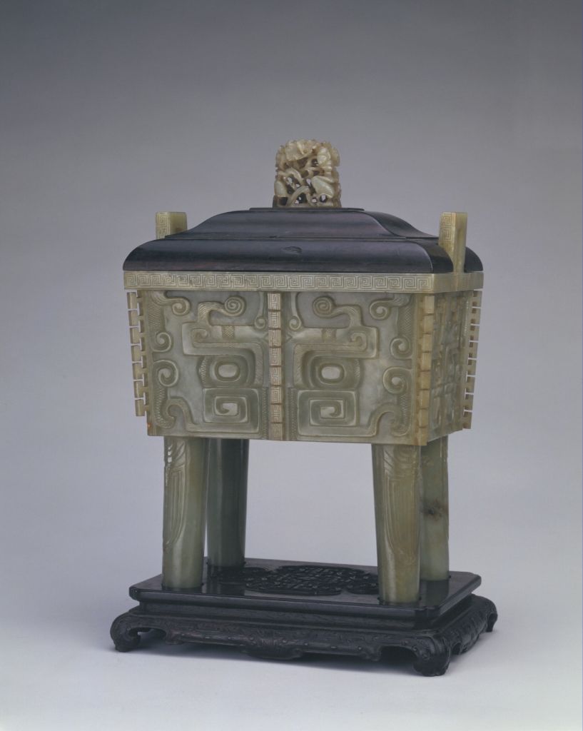 青玉召夫鼎（带底座及盖）